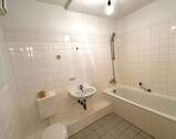 Innenliegendes Badezimmer mit Wanne - 