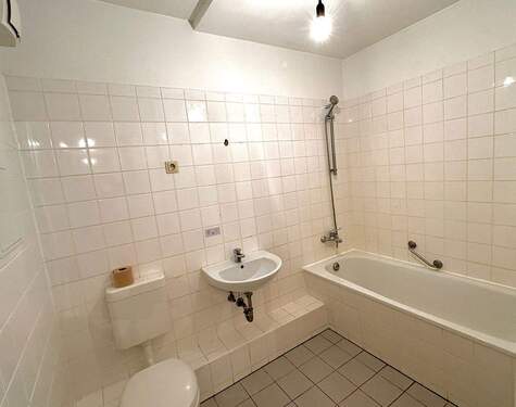 Innenliegendes Badezimmer mit Wanne - 