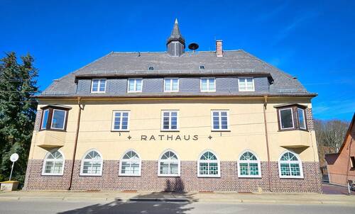 Vorderansicht Süd - Altes Rathaus mit Potenzial für Ihr Gewerbe