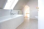 Hübsches Bad mit Wanne - 