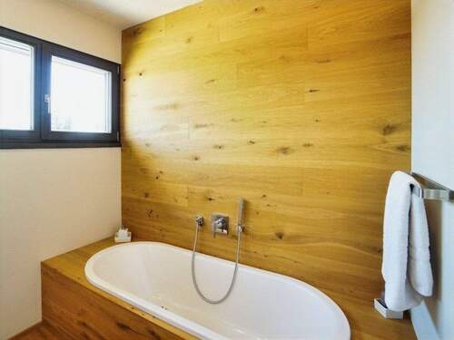 Badezimmer mit Wanne und Dusche - 