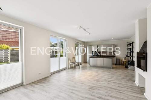 Wohnzimmer mit Einbauküche - 6 Zimmer Einfamilienhaus zum Kaufen in Mühlenbecker Land
