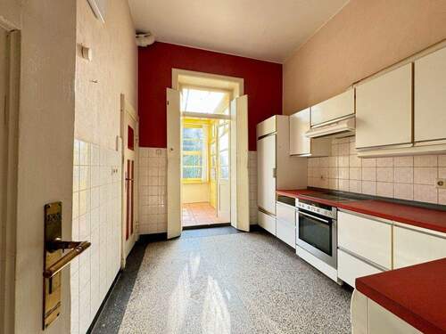 Küche mit Speisekammer und Ausgang zur Loggia - 