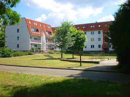 ...mit Außenwäscheplatz und Sitzplätzen - 