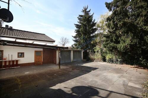 BLICK ZU GARAGEN UND GARTEN - 
