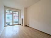 Schlafzimmer mit Blick auf die Loggia. - 