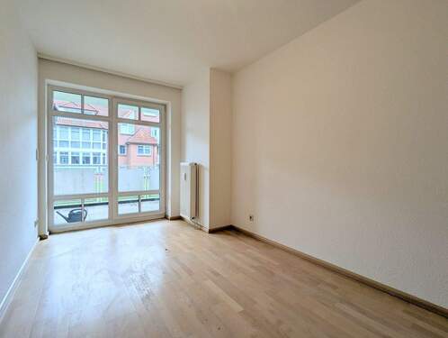 Schlafzimmer mit Blick auf die Loggia. - 