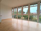 Essplatz im Wohnzimmer mit Wintergarten-Feeling. - 