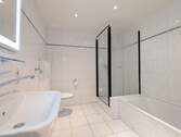 Badezimmer mit Badewanne und Dusche. - 