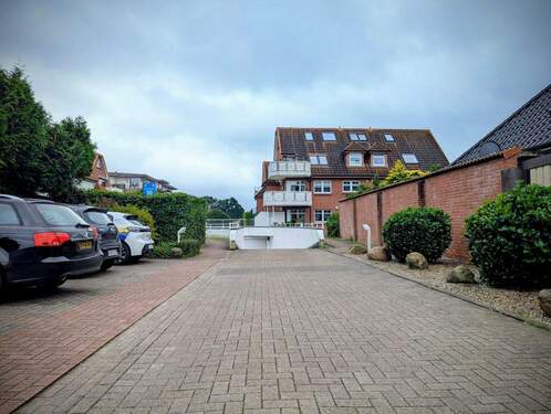 Ruhige Lage durch nach hinten versetzte Bebauung. - 