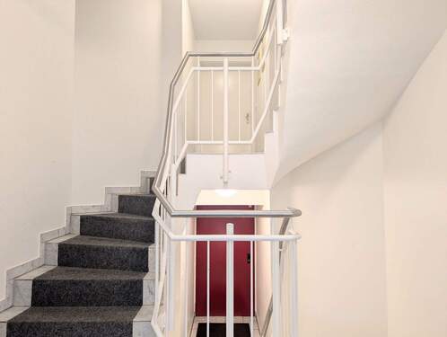 Schickes Treppenhaus mit Teppichboden. - 2 Zimmer Etagenwohnung in Barsbüttel