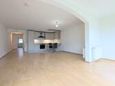 Großes Wohnzimmer mit offener Einbauküche. - 