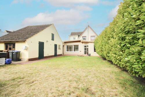 Hinten - 5 Zimmer Einfamilienhaus zum Kaufen in Bremen