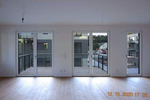 Wohnzimmer mit Balkon - Etagenwohnung mit 107,20 m&sup2; in Bestensee zur Miete