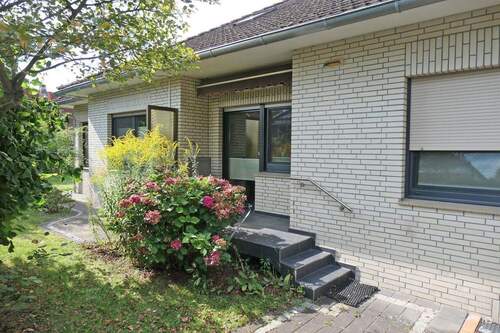 S-O Ansicht mit Terrasse vor der Küche - 