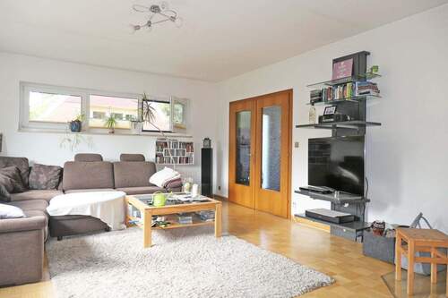 Wohnzimmer mit Eingangstür - 