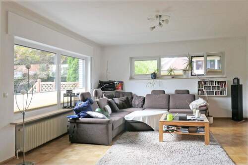 Wohnzimmer mit großer Fensterfront - 