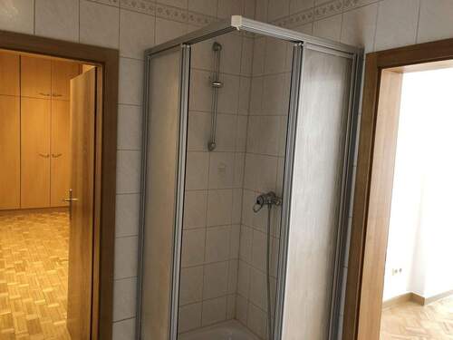 Bad - Flur - Schlafzimmer - Terrassenwohnung mit 103,00 m² in Freiberg zur Miete