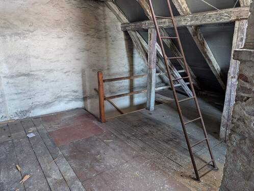 Dachboden über Treppe erreichbar - 