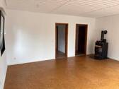 Wohnraum mit Kamin im Erdgeschoss - 