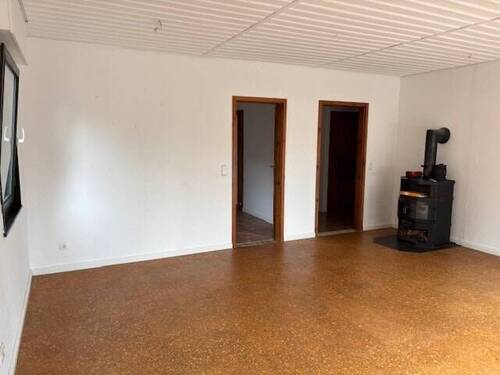 Wohnraum mit Kamin im Erdgeschoss - 