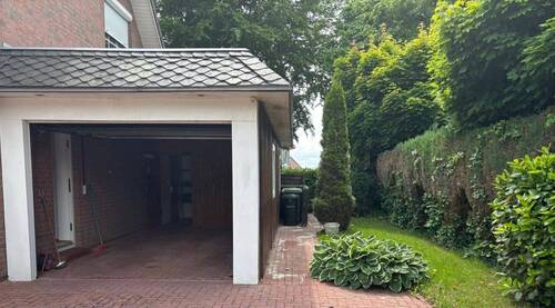 Garage im Tür zum Haus - 