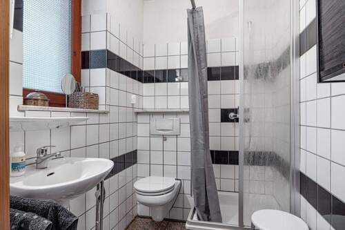 und ein Gäste-Duschbad vervollständigen das Erdgeschoss - 