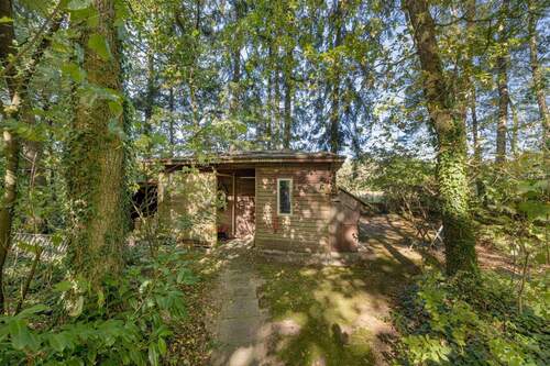 sowie eines geräumigen Gartenhauses - 