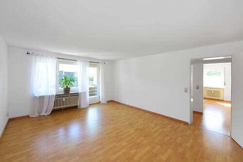 Wohnzimmer - Attraktive Gelegenheit: 4-Zimmer Wohnung mit Balkon zum Top-Preis