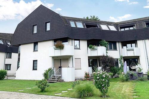 Hausansicht - Wohnung mit Wasserblick, drei Räumen und TG-Stellplatz