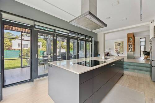 Küche mit dem Blick zum Wintergarten - 7 Zimmer Bungalow in Berlin