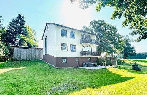 Rückseite - ***Zweifamilienhaus mit atemberaubendem Weitblick ins Grüne - Ländliche Idylle bei Münchberg***