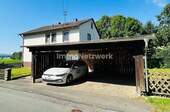 Ansicht Carport Haus - 6 Zimmer Mehrfamilienhaus, Wohnhaus in Münchberg / Solg