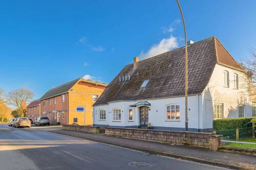 Straßenansicht - 9 Zimmer Mehrfamilienhaus, Wohnhaus zum Kaufen in Tellingstedt