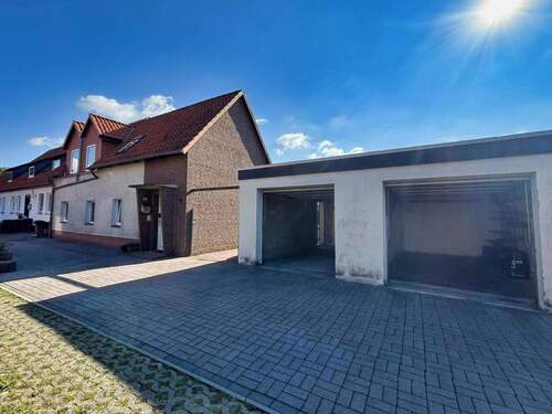 Vorderansicht und Garagen - 5 Zimmer Reihenendhaus zum Kaufen in Wunstorf