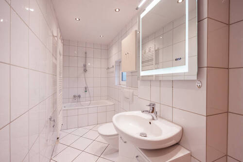 Helles Tageslicht Wannenbad - 7 Zimmer Einfamilienhaus in Krefeld / Fischeln
