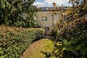 Hauseingang mit Vordergarten - 