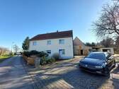 die Grundstückseinfahrt - 7 Zimmer Mehrfamilienhaus, Wohnhaus zum Kaufen in Roßwein