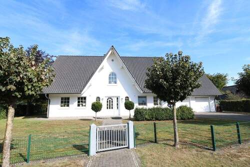 Bild - Schickes, topgepflegtes Einfamilienhaus mit Doppelgarage auf wunderbarem Grundstück (Randlage)
