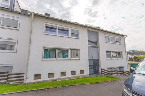 Vorderansicht - Menden Lendringsen – Renovierte Wohnung im 1.OG eines 5 FMH mit Südbalkon