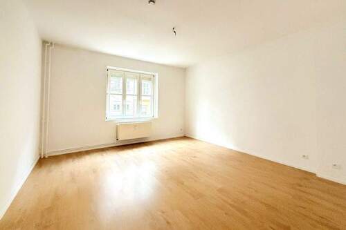 Zimmer 2 - 3 Zimmer Etagenwohnung in Berlin