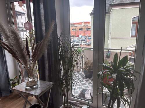 Wohnzimmer mit Balkon - 