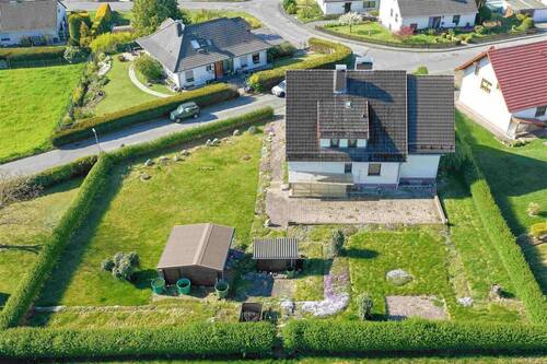 Rückansicht Drohne - 7 Zimmer Einfamilienhaus zum Kaufen in Berkatal