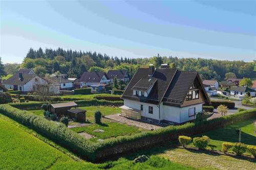 Seitenansicht Drohne - Einfamilienhaus mit 182,50 m&sup2; in Berkatal zum Kaufen