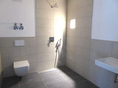 Bad mit barrierefreier Dusche und Echtglas Duschabtrennung - 