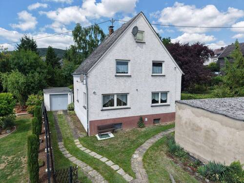 Vorderseite Haus - Solides Einfamilienhaus mit viel Raum zur Entfaltung!