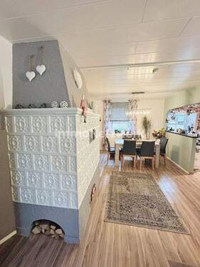 EG Essecke mit Kaminofen im Wohnzimmer - 