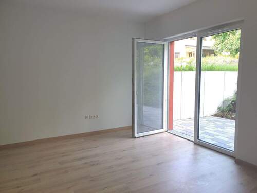 Wohnzimmer mit Zugang Terrasse - 2 Zimmer Etagenwohnung zur Miete in Grünhain-Beierfeld