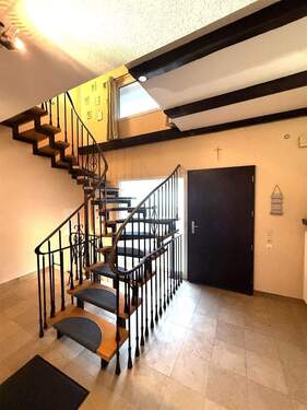 Treppe zum OG - Freistehendes Einfamilienhaus mit Gartenidylle in 66787 Wadgassen zu verkaufen