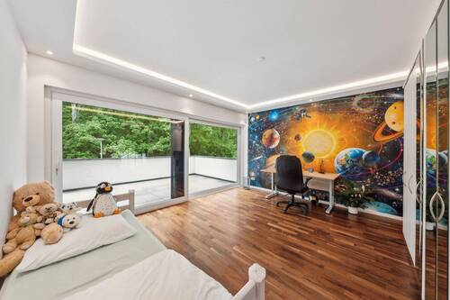 Eines der Kinderzimmer, nach Süden ausgerichtet, und geschützt durch elektrische Aluminiumjalousien sowie Moskitoschutz - 